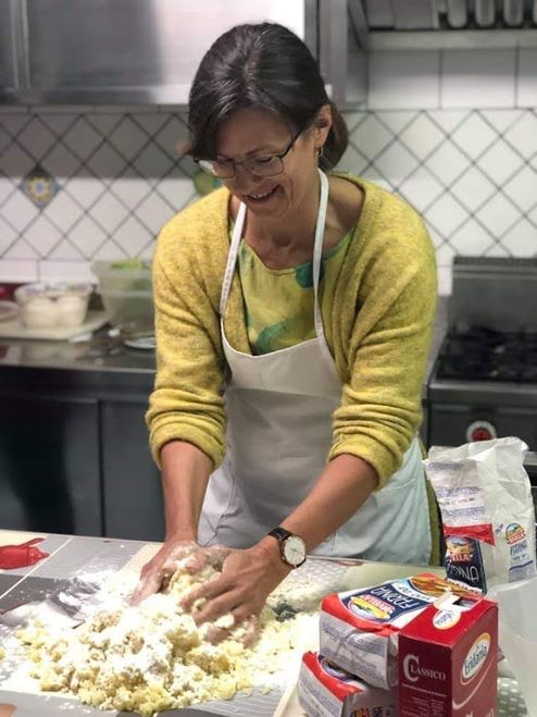 Kvinne i gul genser lager mat