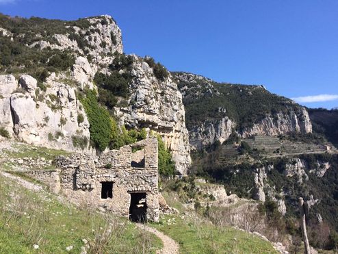 Ruin av gammelt hus i fjellet