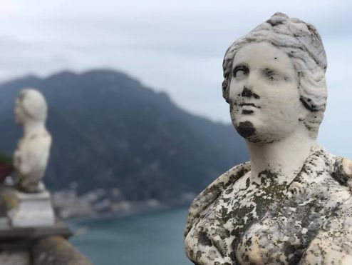statue