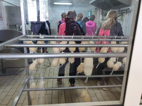 Mennesker ser på at det lages ost