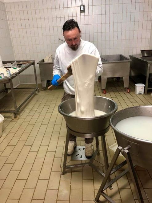 Mann lager mozarella i stor skål