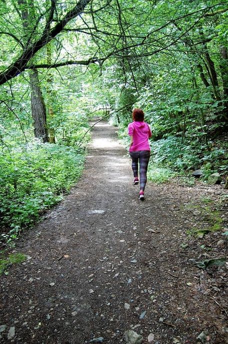 Kvinne tøyer ut etter joggetur